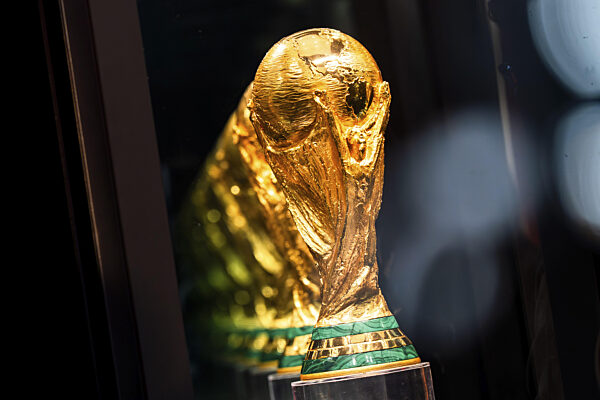 Die originale Trophäe der FIFA Weltmeisterschaft 2026 wird den Besuchern...