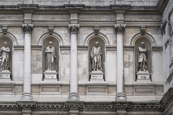 Statuen von Michaelangelo, Tiziano, Reynolds und Wren, Royal Academy of Arts...