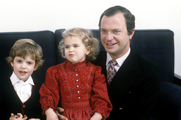 Kungafamiljen samlad för fotografering på Drottningholms slott Här kungen...