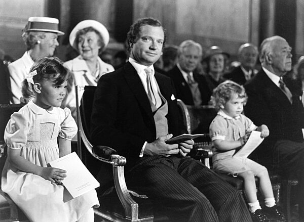 König Carl XVI Gustaf med Kronprinsessan Victoria och prins Carl Philip på...