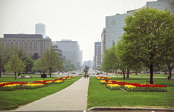 Blick vom Queen's Park nach Süden auf die University Avenue, Toronto...