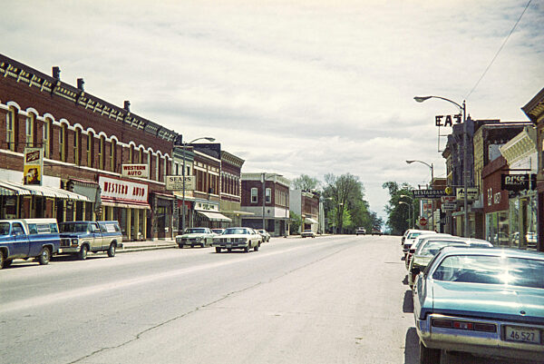 Einkaufsviertel in der Innenstadt mit Autos...