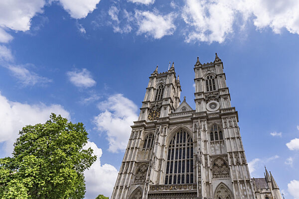 London, Großbritannien  19. Mai 2025: Westfront der Westminster Abbey mit...