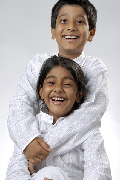 Südasiatischer indischer Junge und Mädchen lachend zeigen Liebe von Bruder...
