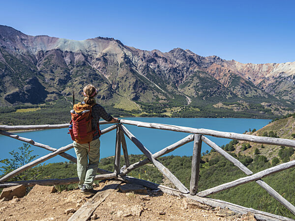 See Lago Jeinimeni, Frau am Aussichtspunkt über dem See...