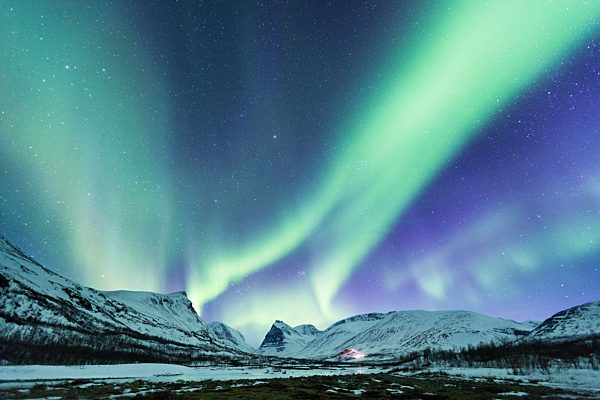 Nordlicht, Polarlichter (Aurora borealis) über Berge, Kebnekaise Fjällstation, Kungsleden oder Königsweg, Provinz Lappland, Schweden, Skandinavien, Europa
