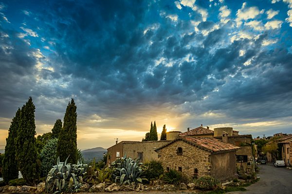 Dorf bei Sonnenuntergang mit Wolkenhimmel, Tourtour, Département Var, Region Provence-Alpes-Côte d?Azur, Südfrankreich, Frankreich, Europa