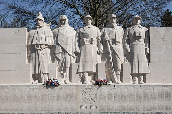 Denkmal für die gefallenen Soldaten von Verdun, Soldaten bilden symbolische Schutzmauer, Erster Weltkrieg, Verdun, Grand Est, Frankreich, Europa