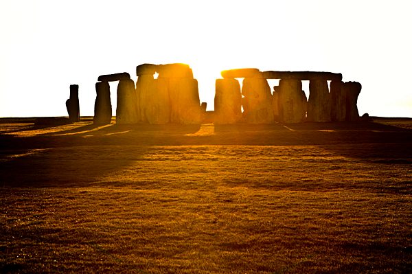 Stonehenge vor untergehender Sonne, Wessex, England, Großbritannien, Europa
