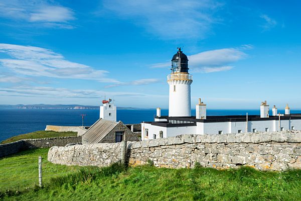 Der Leuchtturm von Dunnet Head an der schottischen Nordküste, am Horizont die Orkney Inseln, Grafschaft Caithness, Schottland, Großbritannien, Europa