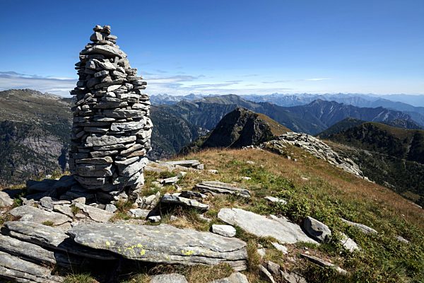 Steinmännchen am Gipfel des Pilone, Grenzgipfel Schweiz-Italien, zwischen Onsernonetal und Vergelettotal, Kanton Tessin, Schweiz, Europa