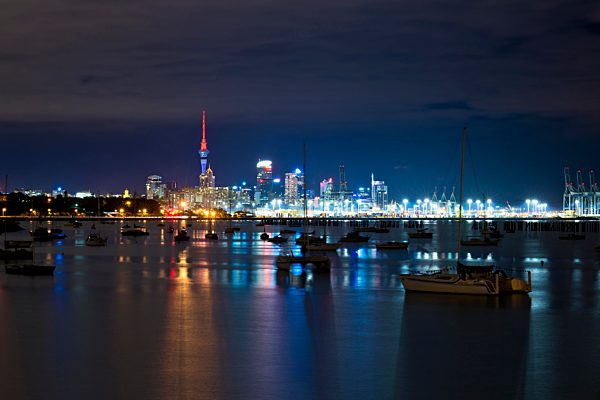 Auckland Central Business District oder Auckland CBD, von Okahu Bay, bei Nacht, Okahu Bay, Auckland, Region Auckland, Neuseeland, Ozeanien
