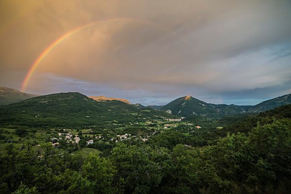 Regenbogen über dem Tal von Castellane, Provence, Alpes-de-Haute-Provence, Provence-Alpes-Côte d?Azur, Frankreich, Europa