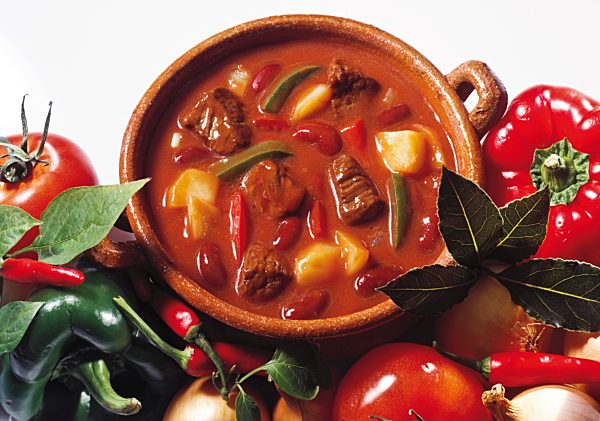 Gulaschsuppe mit Paprika, rote Bohnen, Kartoffeln