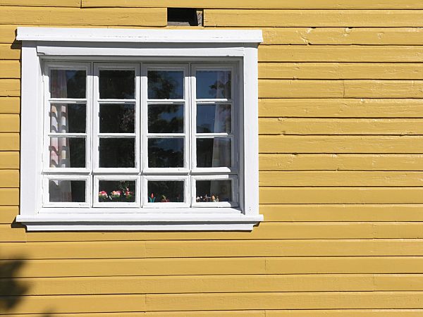 Fenster und gelbe Holzhausfassade Tampere Finnland