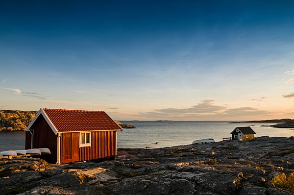 Fischerhütte am Meer bei Sonnenuntergang, Smögen, Bohuslän, Schweden, Europa
