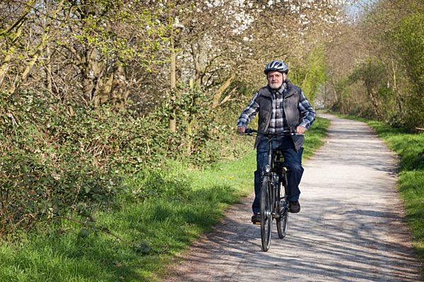 Senior mit Fahrradhelm fährt Fahrrad, Nordrhein-Westfalen, Deutschland, Europa