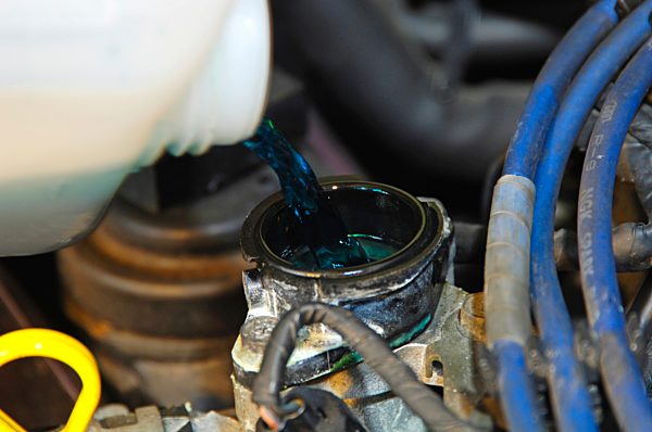 Kühlflüssigkeit in einen Motor nachfüllen