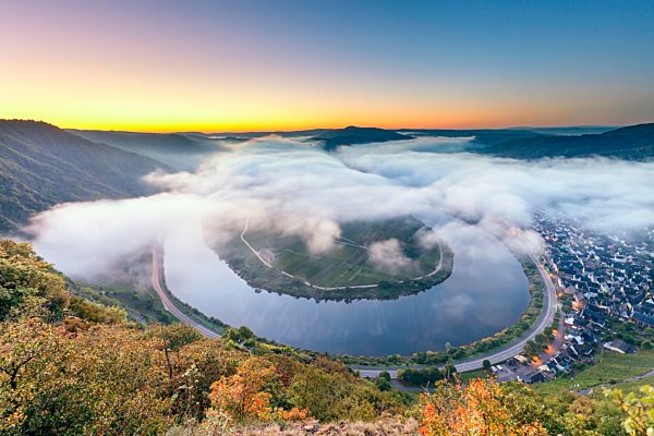 Moselschleife, Mosel bei Sonnenaufgang mit Wolken, Ausblick vom Höhenzug Calmont, Bremm, Rheinland-Pfalz, Deutschland, Europa