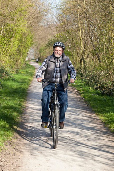 Senior mit Fahrradhelm fährt Fahrrad, Nordrhein-Westfalen, Deutschland, Europa