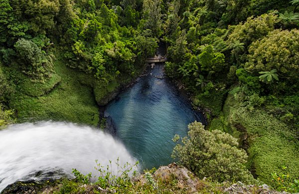 Bridal Veil Falls von oben stürzen in einen See, Raglan, Waikato, Nordinsel, Neuseeland, Ozeanien