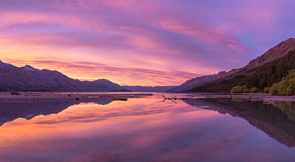 Berge mit Lake Wakatipu bei Sonnenaufgang, Glenorchy bei Queenstown, Otago, Südinsel, Neuseeland, Ozeanien