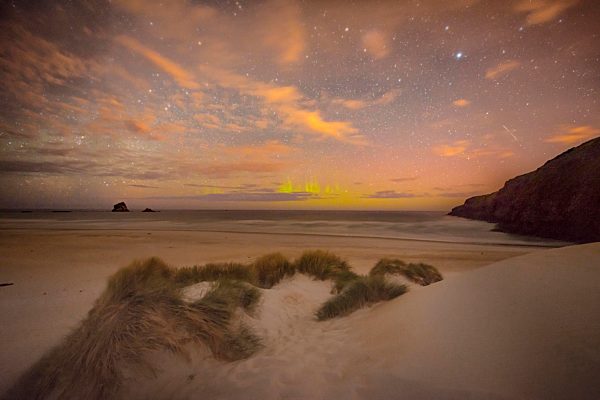 Südlichter, Aurora Australis über dem Meer, Sanddünen, Sandfly Bay, Dunedin, Otago, Otagopeninsula, Südinsel, Neuseeland, Ozeanien