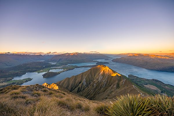 Ausblick auf Berge und See, Roys Peak bei Sonnenuntergang, Lake Wanaka, Südalpen, Otago, Südinsel, Neuseeland, Ozeanien