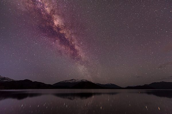 Nachtaufnahme, Wanaka See mit Sternenhimmel und Milchstraße, Sterne spieglen sich im Wasser, Glendhu Bay, Otago, Südinsel, Neuseeland, Ozeanien
