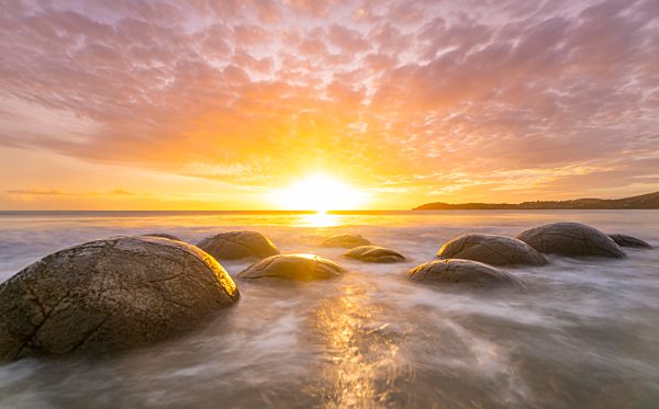 Moeraki Boulders, Felskugeln am Sandstrand bei Sonnenaufgang, geologische Formation, Koekohe Beach, Moeraki, Ostküste, Otago, Südinsel, Neuseeland, Ozeanien