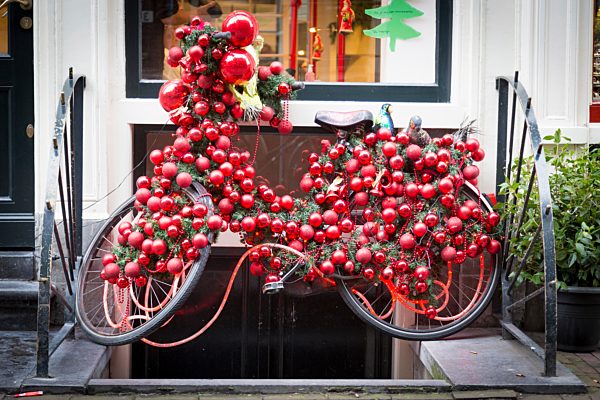 Fahrrad mit Weihnachtsschmuck, Amsterdam, Niederlande, Europa