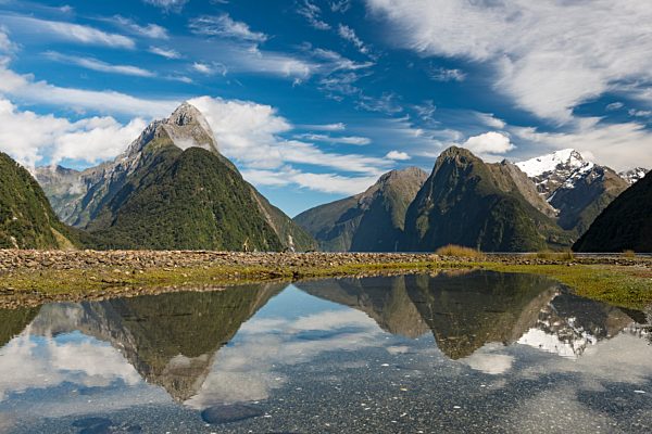 Mitre Peak spiegelt sich im Milford Sound, Fiordland Nationalpark, Südinsel, Neuseeland, Ozeanien