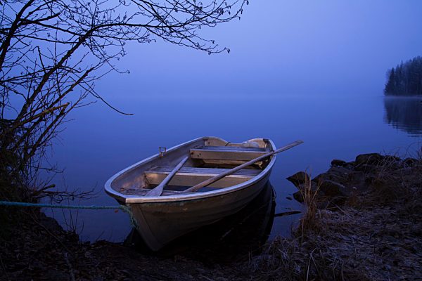 Ruderboot liegt am Ufer am See bei Nebel, Värmeln, Värmland, Schweden, Europa