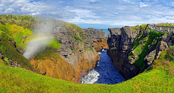 Pancake Rocks und spritzendes Brandungsloch Blowhole, Paparoa Nationalpark, Westküste, Südinsel, Neuseeland, Ozeanien