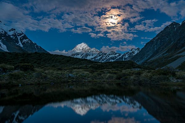 Mount Cook spiegelt sich bei Mondschein in Teich, Hooker Valley, Aoraki Mount Cook Nationalpark, Canterbury, Südinsel, Neuseeland, Ozeanien