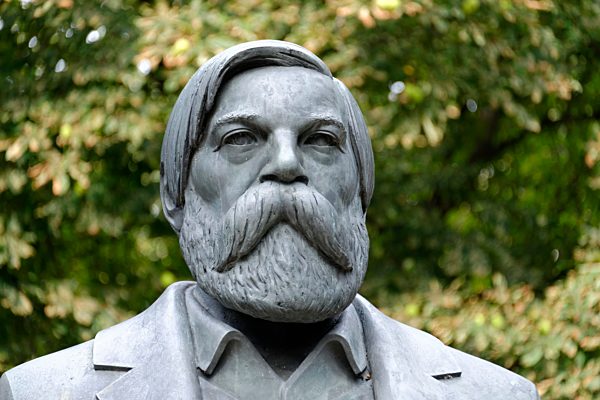 Bronzefigur, Denkmal Friedrich Engels, Detail, Marx-Engels-Forum, Berlin, Deutschland, Europa