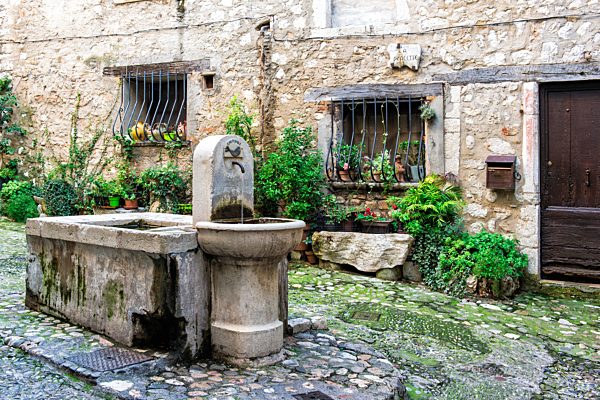 Mittelalterlicher Brunnen, Saint Paul oder Saint-Paul-de-Vence, Alpes-Maritimes, Provence-Alpes-Côte d'Azur, Frankreich, Europa