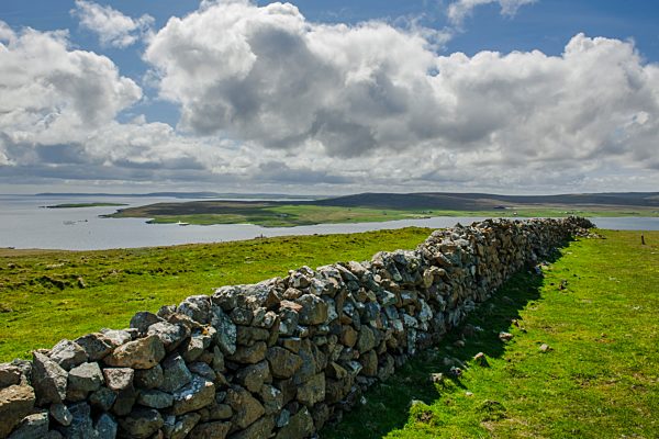 Alte Feldsteinmauer, frühere Einfriedung von Feldern und Weideland, Unst, Shetland-Inseln, Schottland, Großbritannien, Europa
