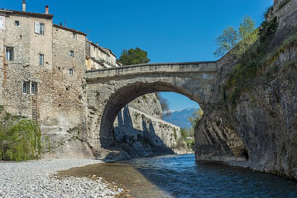 Römische Brücke über die Ouvèze, einst bedeutende Kreuzung antiker römischer Straßen, Vaison-la-Romaine, Provence-Alpes-Côte d'Azur, Frankreich, Europa