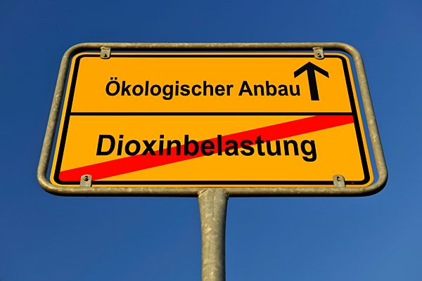 Ortsschild, Dioxinbelastung, Symbolbild verseuchte Nahrung, Dioxin, Futtermittelskandal, Alternative biologischer ökologischer Anbau, biologische Landwirtschaft, Ökolandbau