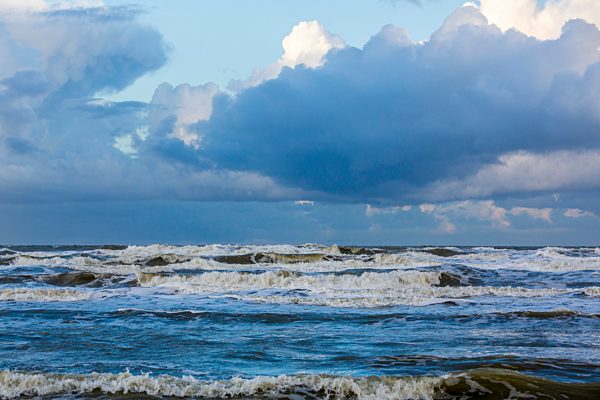 Nordseestrand, aufgewühlte See, Wolkenberge, bei einem Herbststurm, De Haan, Flandern, Belgien, Europa