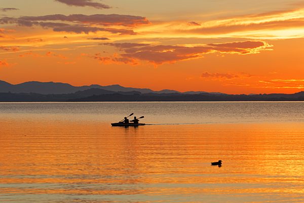 Sonnenuntergang am Chiemsee, bei Chieming, Chiemgau, Oberbayern, Bayern, Deutschland, Europa