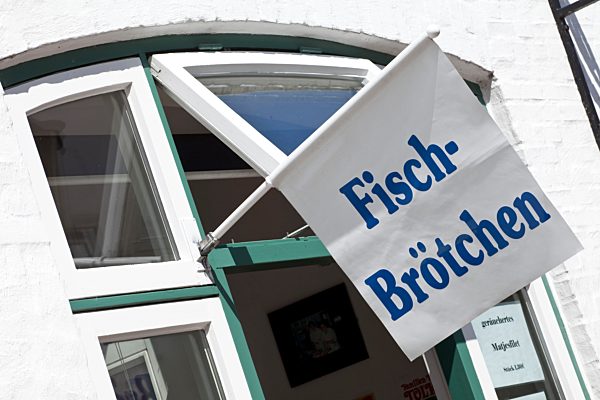 Fischbrötchen-Fahne in Husum, Nordfriesland, Schleswig-Holstein, Deutschland, Europa