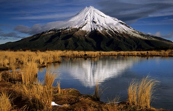 Spiegelung des Mt. Taranaki in den Pouakai Tarns, Taranaki, Mt. Egmont Nationalpark, Nordinsel, Neuseeland, Ozeanien