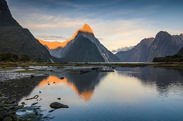 Mitre Peak im Morgenlicht, Fjordland-Nationalpark, Milford Sound, Südinsel, Neuseeland, Ozeanien