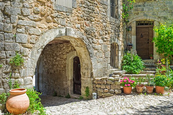 Gasse im mittelalterlichen Dorf Oppede-le-Vieux, Vaucluse, Provence Alpes Cote d'Azur, Frankreich, Europa