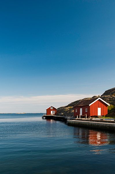 Rote Holzhütte am Meer, bei Skärhamn, Bohuslän, Schweden, Europa