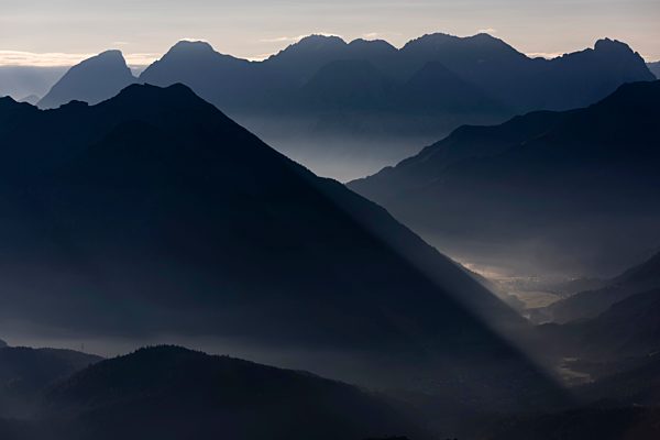 Blaue Stunde mit Berggipfeln, Mieminger Gebirge, Reutte, Außerfern, Tirol, Österreich, Europa