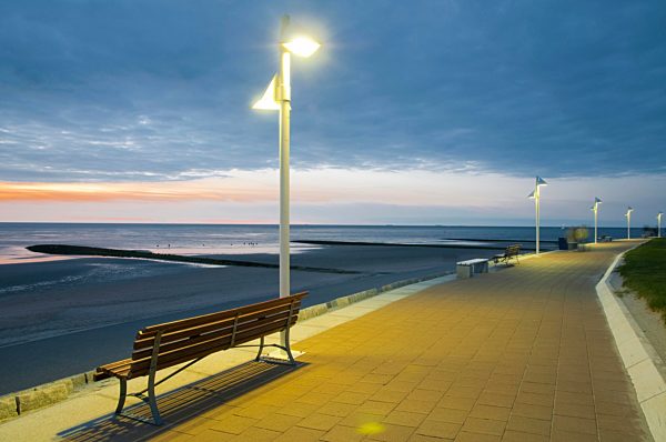 Promenade, Meer, Laterne, Bank, Dämmerung, Norderney, Ostfriesische Insel, Nordseeküste, Ostfriesland, Niedersachsen, Deutschland, Europa