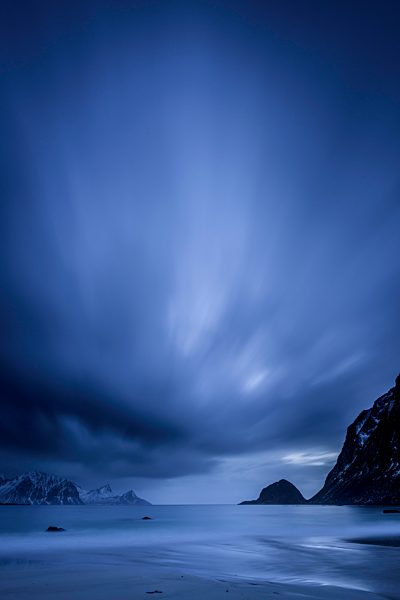 Blaue Stunde am Strand von Haukland, Lofoten, Norwegen, Europa
